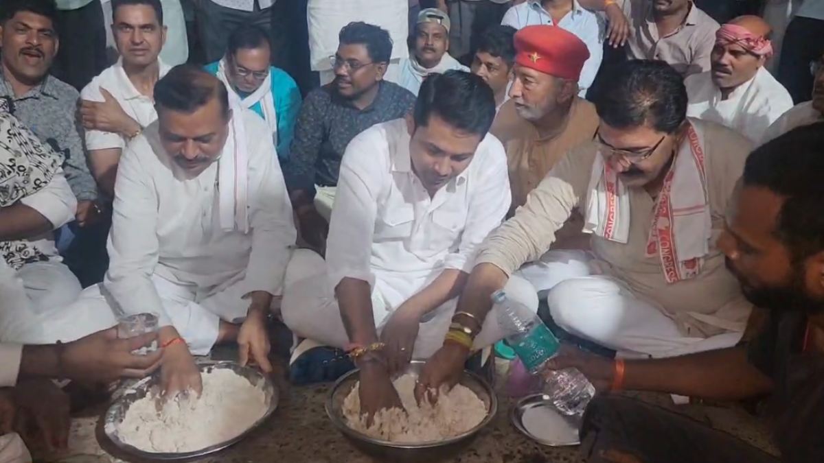 कांग्रेस विधायकों का अनोखा प्रदर्शन: पुलिस चौकी परिसर में आटा गूंथकर बनाया खाना, थाली बजाकर किया विरोध, ये है पूरा मामला