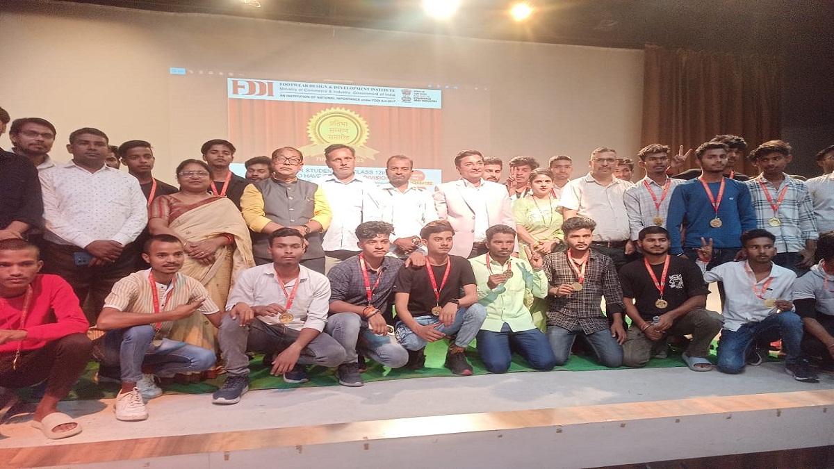 Patna News : 100 से ज्यादा विद्यार्थियों का सम्मान, छात्र और छात्राओं को मिला भविष्य संवारने का गुरु मंत्र…