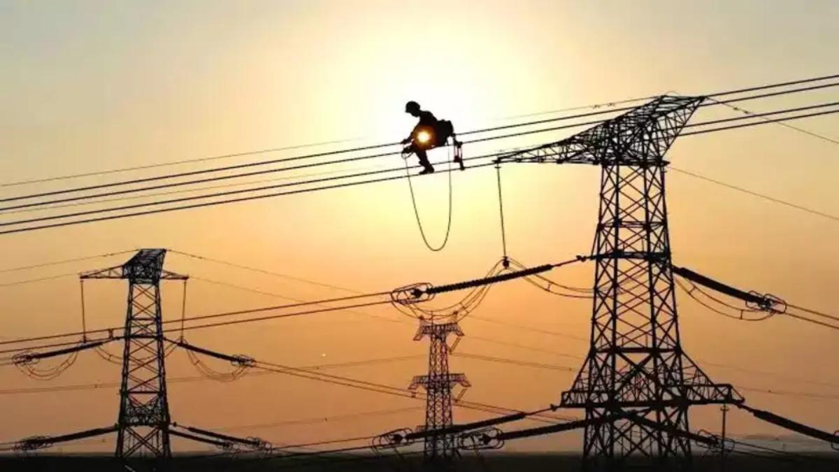 बिजली कर्मचारियों को मिली बड़ी सौगात: ऊर्जा मंत्री ने किया ऐलान, भर्ती प्रक्रिया जल्द पूरी करने के भी दिए निर्देश