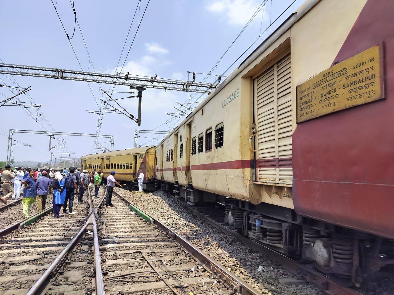 Breaking News: रायपुर में मालगाड़ी के बाद एक और रेल हादसा… ये ट्रेन भी पटरी से उतरी