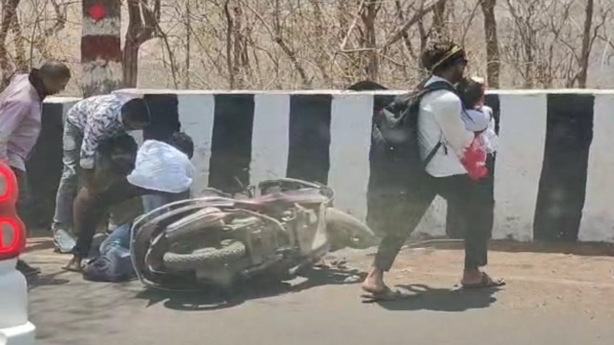 मंदिर दर्शन कर लौट रहा था परिवार, अनियंत्रित होकर डिवाइडर से टकराई स्कूटी, हादसे में पति की मौत, पत्नी समेत बच्ची घायल