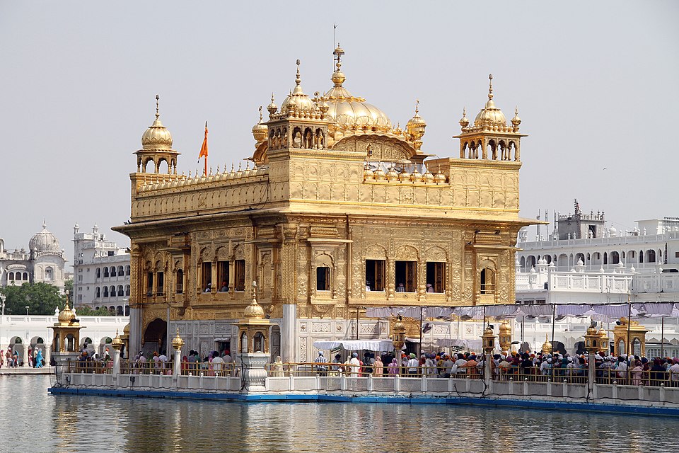 गोल्डन टेंपल में दर्शन के लिए लाइन में खड़ी महिला को आया दिल का दौरा, मौत