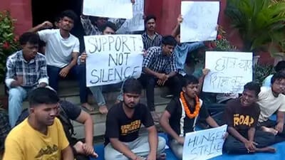ओडिशा : रैवेनशॉ यूनिवर्सिटी के छात्रों ने हॉस्टल के छात्रों पर हमले के खिलाफ किया प्रदर्शन
