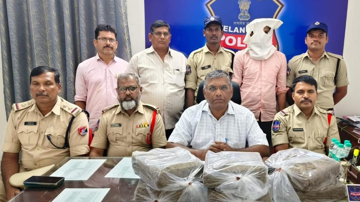 सिकंदराबाद से महाराष्ट्र की तरफ हो रही थी गांजा तस्करी, 12 किलोग्राम से अधिक गांजा ले जाते समय तस्कर गिरफ्तार