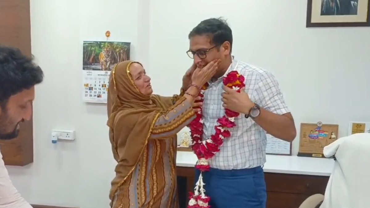 कलेक्टर ऑफिस पहुंची वृद्धा, कांपते हाथों से पहनाई माला, दुआएं भी दी, भावुक हो गए Collector साहब