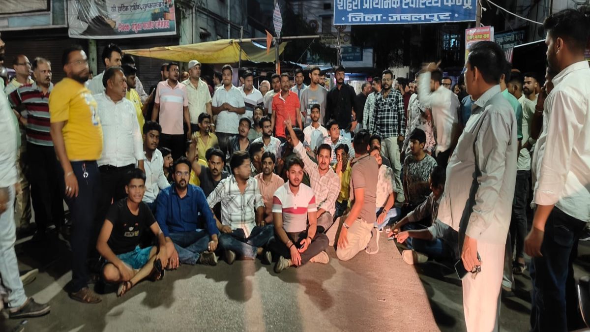 जैन समाज पर की अभद्र टिप्पणी: ऑडियो वायरल होने के बाद मचा हंगामा, समाज के लोगों ने घेरा थाना, गिरफ्तारी की मांग       