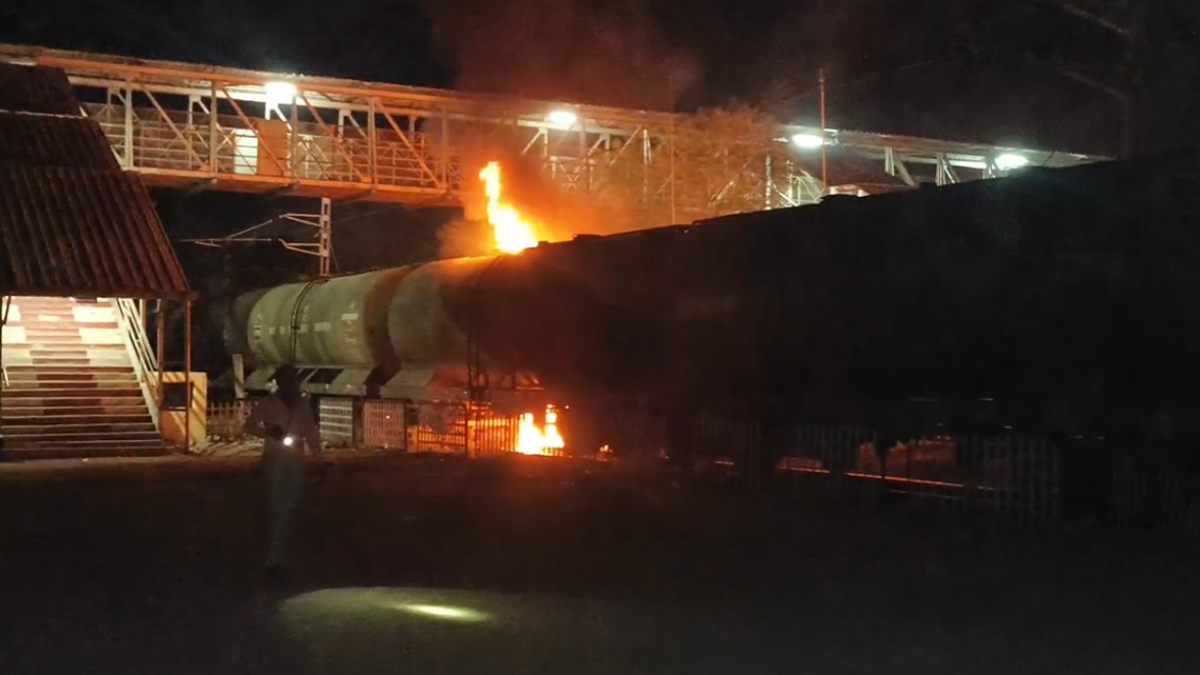 पेट्रोल से लोड वैगन में लगी भीषण आग, रेलवे के छूटे पसीने, मची अफरा-तफरी 