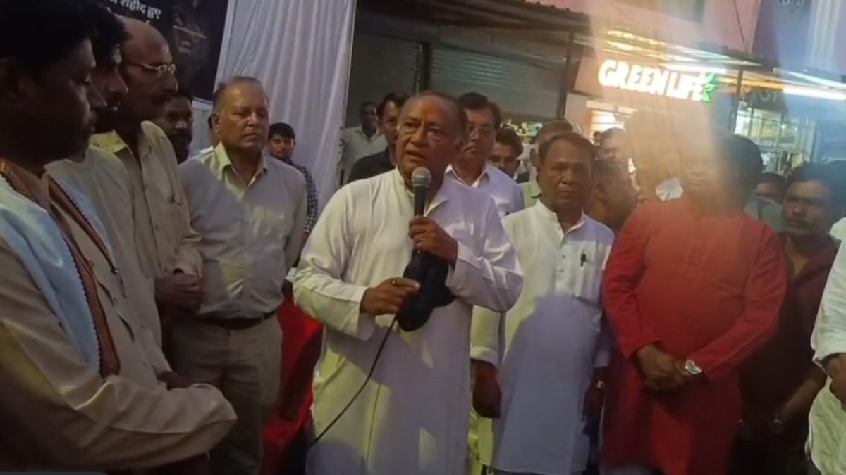 ‘आतंकियों से मिले हैं उमर अब्दुल्ला…’, दिग्विजय के भाई लक्ष्मण सिंह ने अपनी ही पार्टी को घेरा, कहा- राहुल गांधी उनके जीजाजी भी सोच-समझकर करें बात