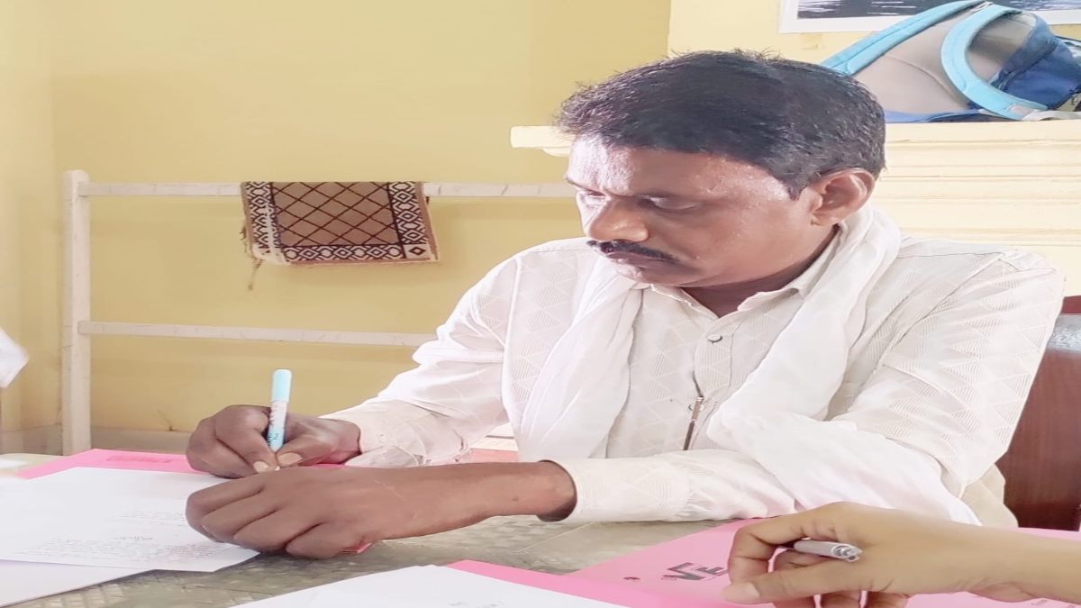 पंचायत सचिव रिश्वत लेते रंगे हाथों गिरफ्तार, आवास योजना की किस्त के बदले मांगी थी घूस, लोकायुक्त ने की कार्रवाई  