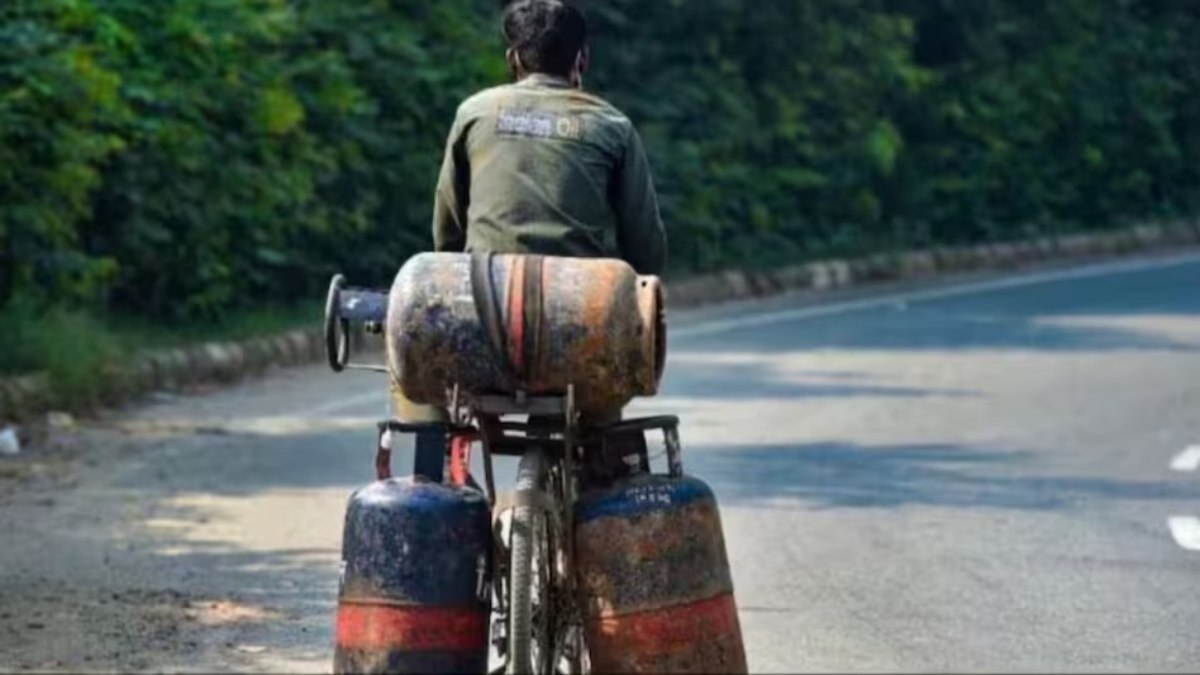 LPG Cylinder Price: एलपीजी सिलेंडर 41 रुपये हुआ सस्ता, नवरात्रि के बीच मोदी सरकार ने दी राहत, जानें अपने शहर का प्राइस