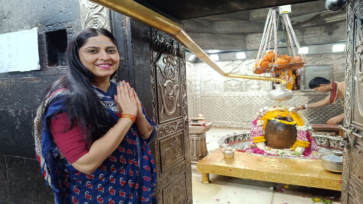 TMKOC फेम मोनिका भदौरिया पहुंची महाकाल के दरबार, भस्म आरती का बनी हिस्सा, नंदी हॉल में बैठकर लगाया बाबा का ध्यान 