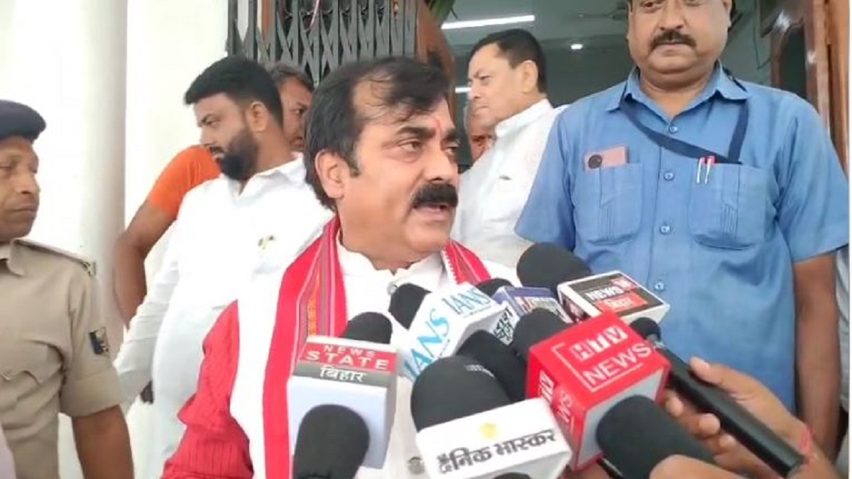 Motihari District Meeting : मंत्री विकास कार्यो की कर रहे थे समीक्षा, विधायक रहे गायब, अधिकारियों की जमकर लगाई क्लास…