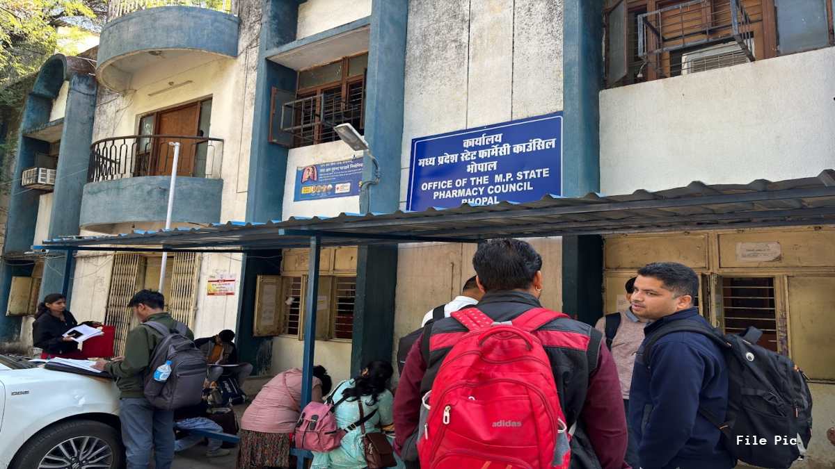 MP में फार्मेसी के बाद मेडिकल स्टोर खोलने भटक रहे युवा: ऑफिस में मौजूद नहीं रहते रजिस्ट्रार, पंजीयन और लाइसेंस रिन्यू के लिए 2 साल से लगा रहे चक्कर