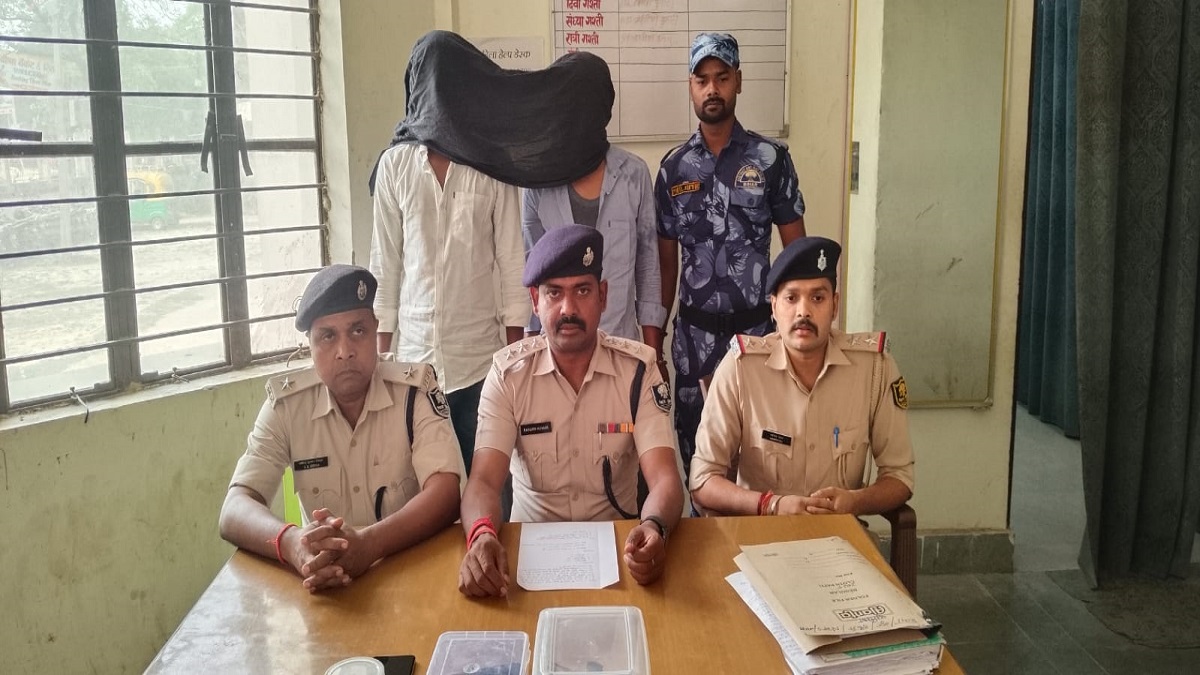 Motihari Police Crime News : सोशल मीडिया पर हथियारों के साथ फोटो डालना दो युवकों को पड़ा महंगा, जानें पूरा मामला…
