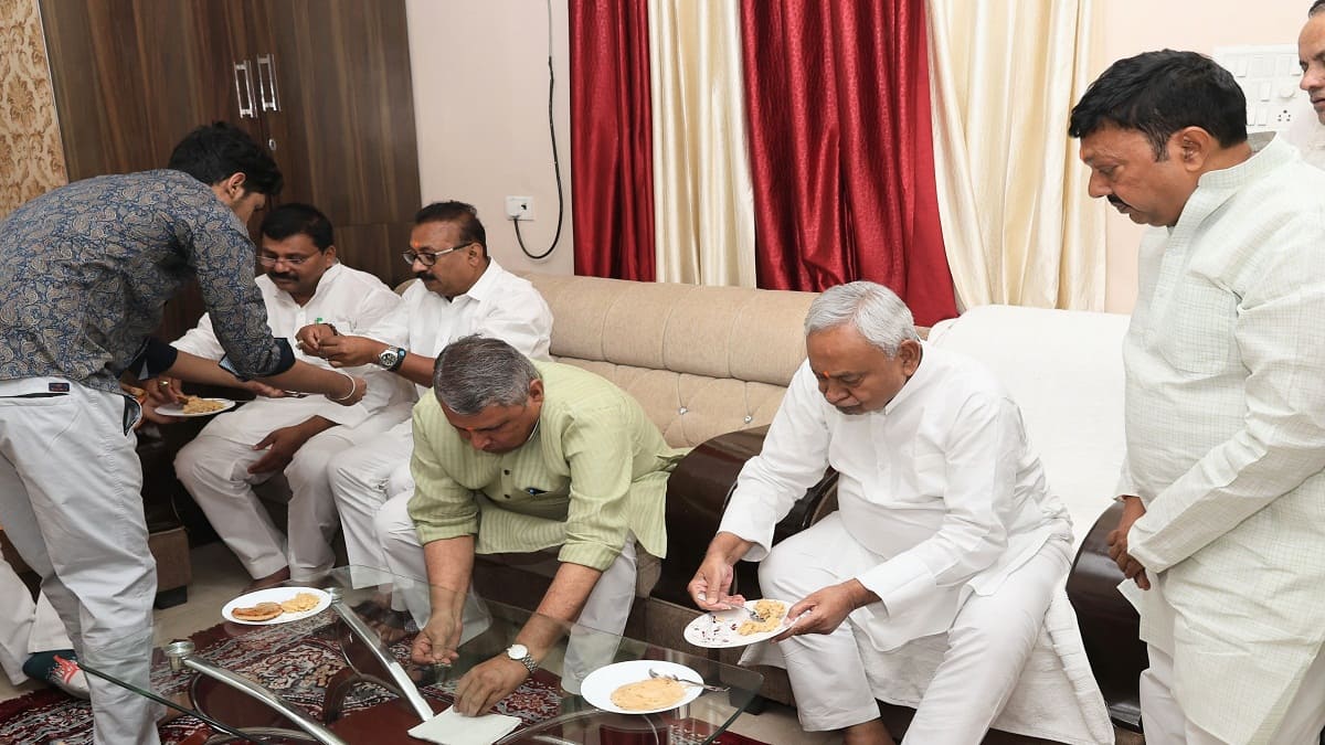 Bihar News: चैती छठ महापर्व के खरना का प्रसाद ग्रहण करने पहुंचे नीतीश कुमार, कई नेता भी हुए कार्यक्रम में शामिल
