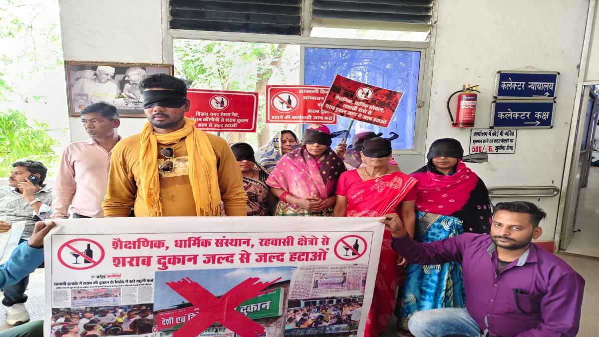 सेमरा में शराब दुकान खुलने का मामला: स्थानीय नागरिकों ने आंखों पर काली पट्टी बांधकर किया विरोध, आठवीं बार कलेक्टर को सौंपा ज्ञापन