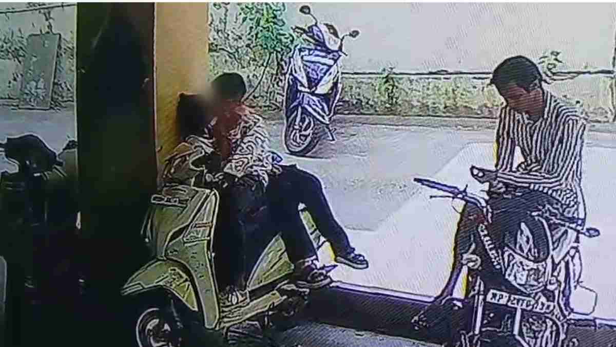 पकड़ा, चूमा और…, पार्किंग में हवस के गंदे खेल का CCTV फुटेज Viral, कुसाहल खान कर रहा था अश्लील हरकत तो दूसरा साथी आने-जाने वालों पर रखता था नजर