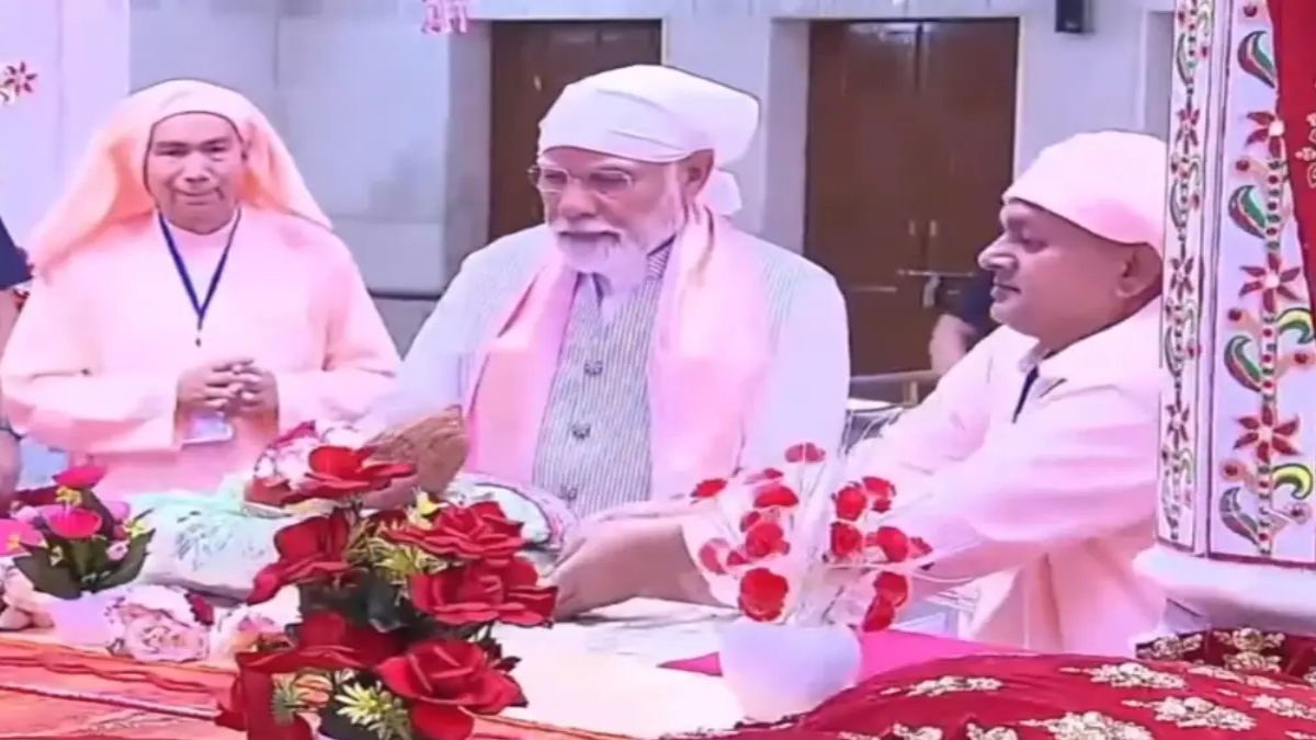 PM मोदी पहुंचे आनंदपुर धाम: परमहंस अद्वैत मत के मंदिरों की पूजा-अर्चना, सत्संग में होंगे शामिल