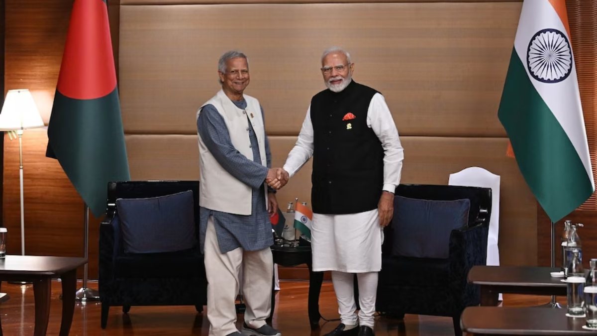 PM मोदी और मोहम्मद यूनुस की हुई मुलाकात, बांग्लादेश में तख्तापलट के बाद पहली बार यूनुस से मिले, जानें 40 मिनट की बैठक में क्या हुआ