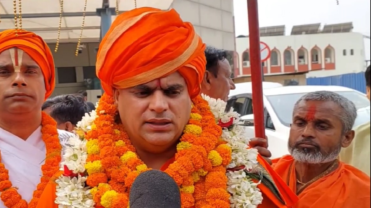 Chakrapani Ji Maharaj : पटना पहुंचे महाराज,  राष्ट्रपति शासन लागू करने की कही बात,  करेंगे चिंतन,जानें पूरा मामला…