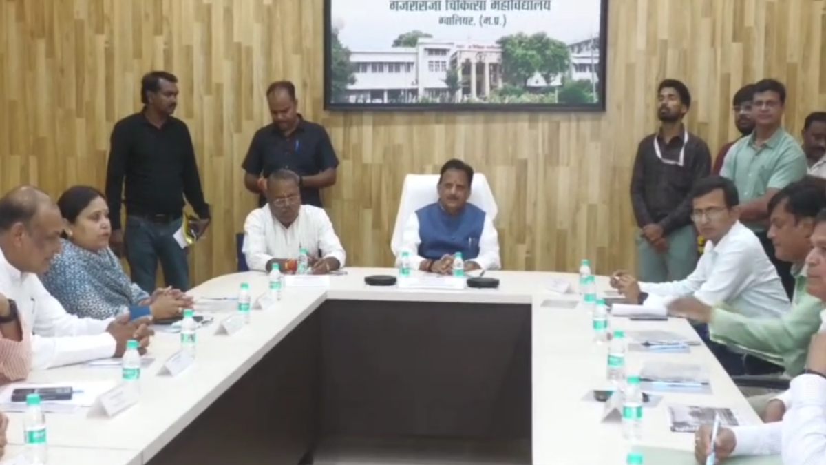 डिप्टी सीएम राजेंद्र शुक्ल की GRMC में बैठक: मेडिकल कॉलेज और अस्पताल से संबंधित कामों की ली जानकारी, अधिकारियों को दिए ये निर्देश   