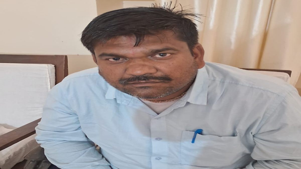 10 हजार की रिश्वत लेते रोजगार सहायक गिरफ्तार: लोकायुक्त टीम ने की कार्रवाई, इस काम के एवज में मांग रहा था घूस