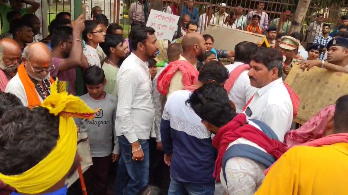 Raipur News : मंदिर को दान में दी गई जमीन को अवैध तरीके से बेचने का आरोप, छत्तीसगढ़ क्रांति सेना ने किया कलेक्ट्रेट का घेराव 