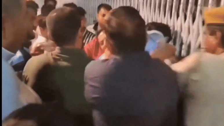 Rajasthan News: धौलपुर में अतिक्रमण हटाने की कार्रवाई के दौरान हंगामा, विधायक के समर्थकों ने कलेक्टर से की धक्का-मुक्की