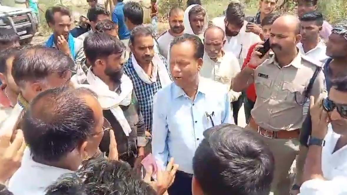 ‘मैं सचिव को फुटबॉल बना दूंगा’, तहसीलदार के बिगड़े बोल, सेक्रेटरी को दी गाली, ये है पूरा मामला
