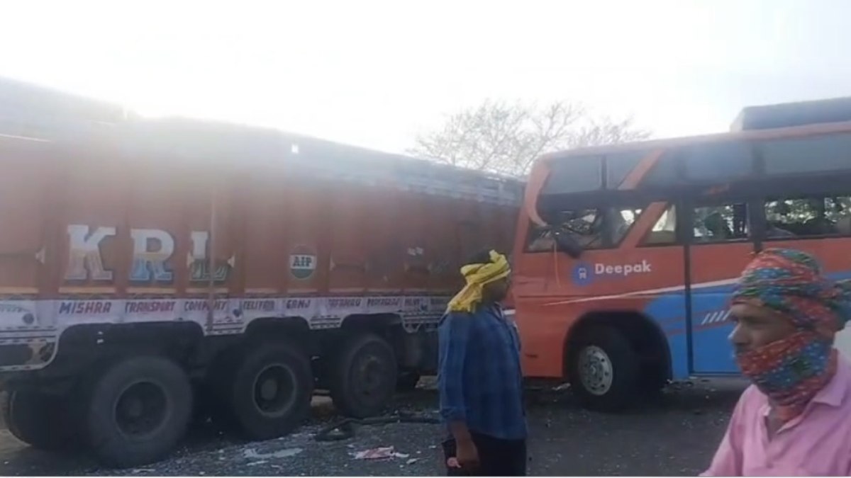 Road Accident: बस और ट्रक में भीषण टक्कर, ट्रक चालक की मौत, कई यात्री घायल