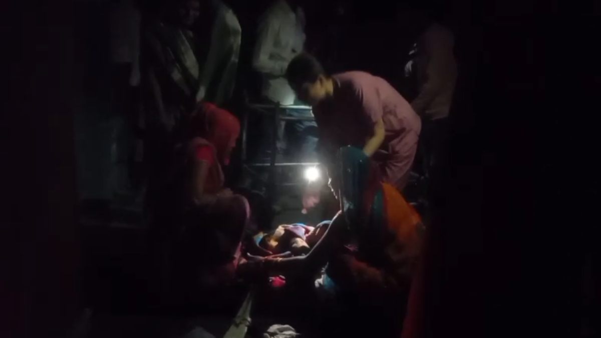 सरकारी अस्पताल में लापरवाही की इंतहा! टॉर्च की रोशनी में कराई गई महिला की डिलीवरी, नहीं चला जनरेटर  