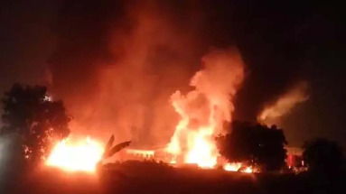 Bihar News: थिनर फैक्ट्री में लगी आग, विस्फोट से मची अफरा-तफरी