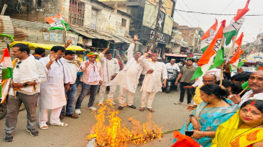 Bihar News: महंगाई के खिलाफ कांग्रेस का हल्ला बोल, बक्सर में फूंका केंद्र सरकार का पुतला
