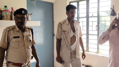 Bihar News: कटिहार में पुलिस थाने पर ग्रामीणों का हमला, शराब तस्कर को छुड़ाने गई भीड़ ने थाने पर जमकर किया पथराव और थोड़फोड़, आधा दर्जन पुलिस कर्मी हुए चोटिल