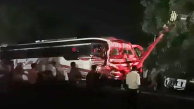 Bihar News: बारातियों से भरी बस और ट्रक में आमने-सामने हुई टक्कर, गलत लेन से बस के आने से हुआ हादसा