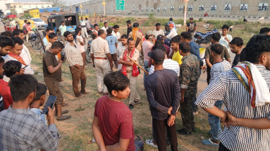 Bihar News: पिस्टल के बट से युवती को पीटा, लोगों ने पकड़कर पुलिस को सौंपा