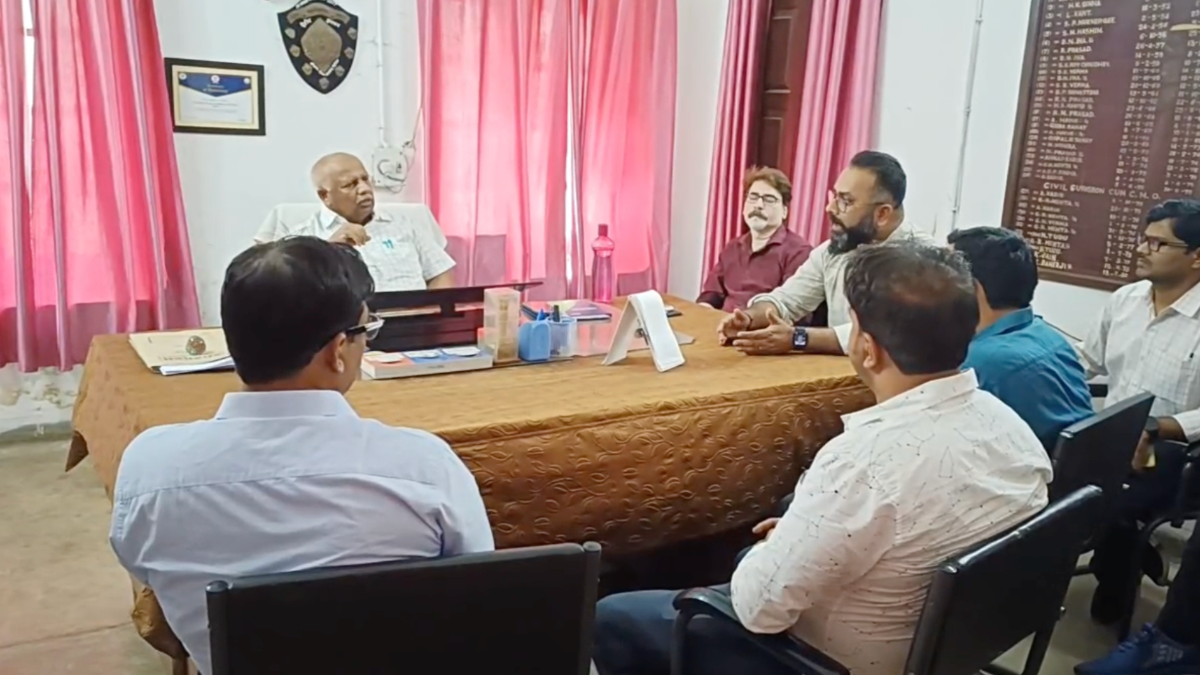 Bihar News: बायोमेट्रिक वेतन प्रणाली के विरोध में डॉक्टरों ने छोड़ी ड्यूटी, सिविल सर्जन से की मुलाकात