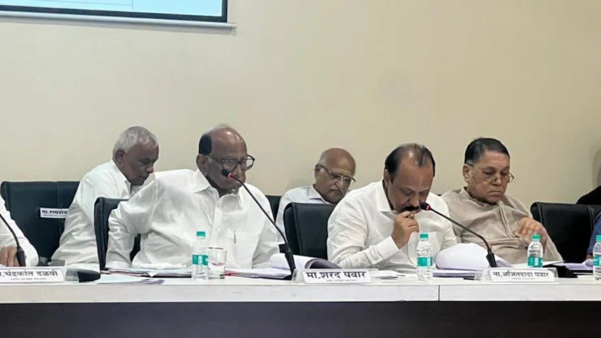 चाचा-भतीजा साथ-साथः फिर एक साथ आए नजर शरद पवार और अजित पवार, अगल-बगल बैठे दिखे, आखिर किस ओर करवट ले रही महाराष्ट्र की सियासत