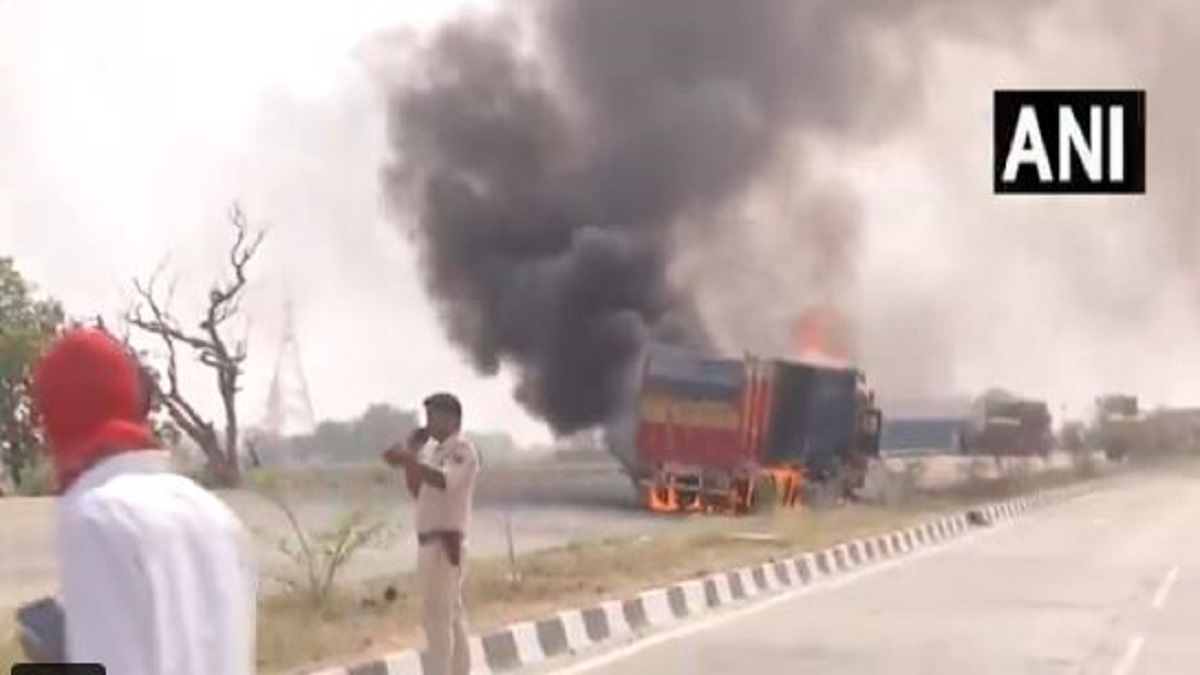 Buxar Truck Fire News : राष्ट्रीय राजमार्ग पर धू-धू कर जलने लगा ट्रक, मालिक को पड़ा दिल का दौरा…