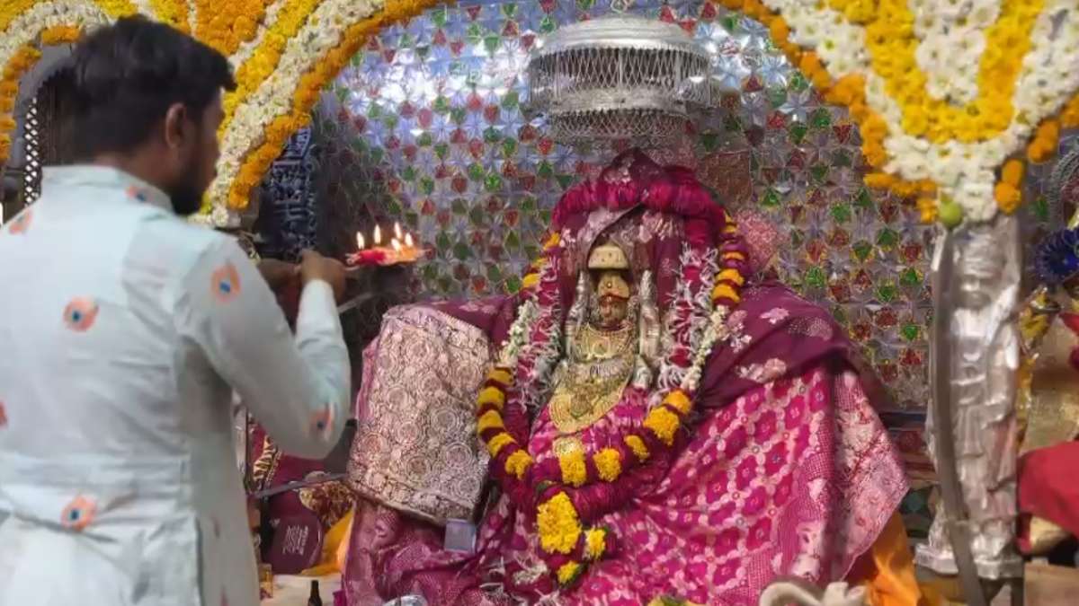 Chaitra Navratri 2025: समुद्र मंथन से प्रकट हुई गज लक्ष्मी माता, 108 प्रकार की औषधीय से किया अभिषेक पूजन, आकर्षक श्रृंगार कर भव्य आरती