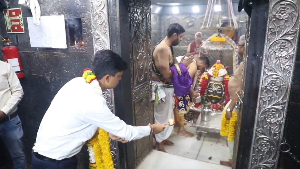 महाकाल के दर पर नवागत कलेक्टर: रोशन कुमार ने भगवान महाकालेश्वर के किए दर्शन, कल विदिशा से उज्जैन हुआ था तबादला