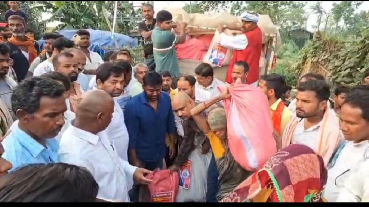 Saharsa Fire News : आग से तबाह हुए परिवार को मिली मदद,  VIP पार्टी ने पीड़ित परिवारों के बीच बांटी राहत सामग्री…