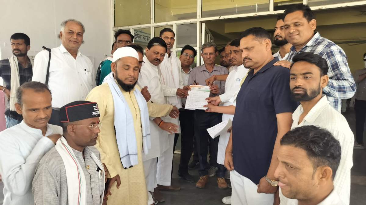 ‘ऐसे अधिकारी को सस्पेंड करना चाहिए’, महिला तहसीलदार के विवादित पोस्ट पर बवाल जारी, कांग्रेस MLA ने समर्थकों के साथ घेरा कलेक्ट्रेट