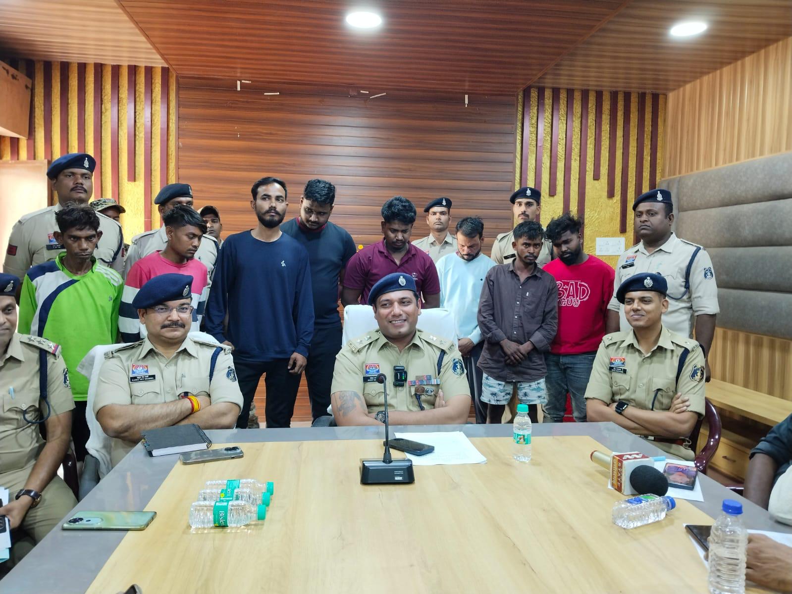 CG NEWS: मां बम्लेश्वरी की नगरी में शराब का अवैध खेल, नकली स्टिकर और होलोग्राम भी मिले… पुलिस की पूरी कार्रवाई CCTV कैमरे से देख रहा था सरगना