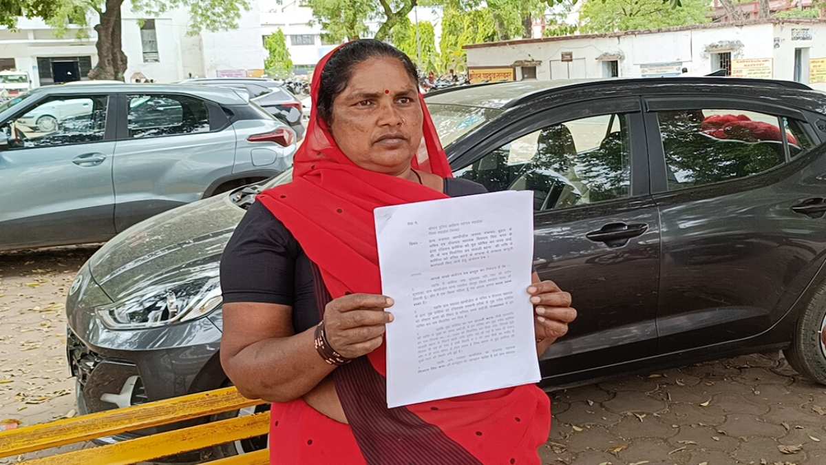 साहब मैं भूत नहीं उमा हूं…: खुद को जिंदा साबित करने अधिकारियों के चक्कर लगा रही विधवा महिला