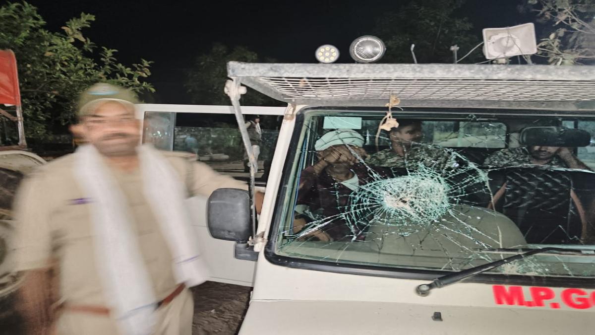 वन विभाग की टीम पर फिर पथरावः दो वनकर्मी चोटिल, दो वाहन क्षतिग्रस्त, आधा दर्जन रेत माफिया ने ट्रैक्टर छुड़ाने का किया प्रयास