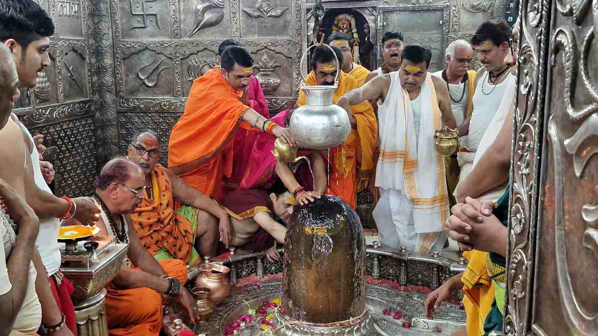 महाकाल के दरबार पहुंचे नितिन गडकरी: गर्भगृह में पूजन कर लिया आशीर्वाद, कहा- यह मेरा परम सौभाग्य…