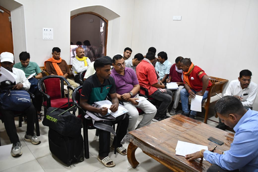 रेल मंत्री जी! ये कैसा रेलवे ‘जनदर्शन’… Sr DCM ने बंद AC कमरें में सुनी समस्या, कमरें के अंदर यात्री कम… कुली, वेंडर्स और पार्सल ऑफिस से जुड़े स्टॉफ ज्यादा