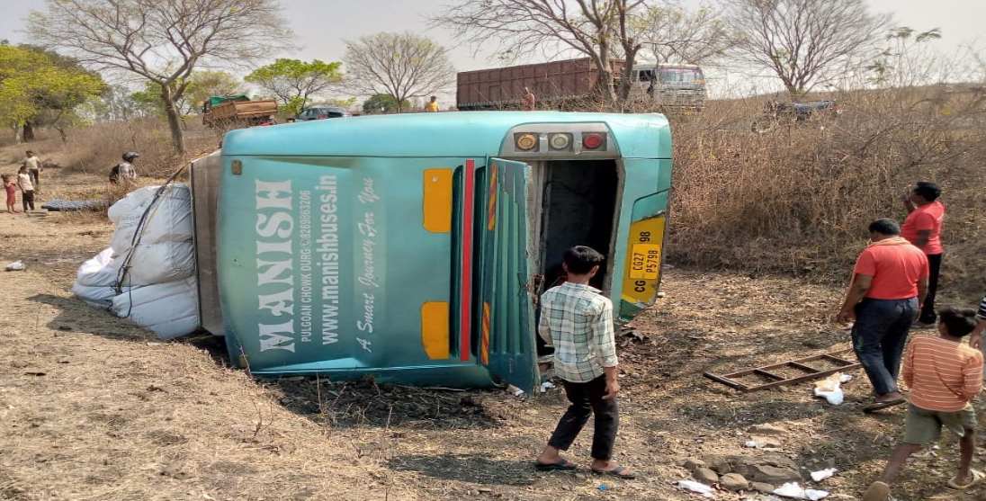 छत्तीसगढ़ से प्रयागराज जा रही बस एमपी में पलटीः घायल यात्री अस्पताल में भर्ती, ये रही हादसे की वजह