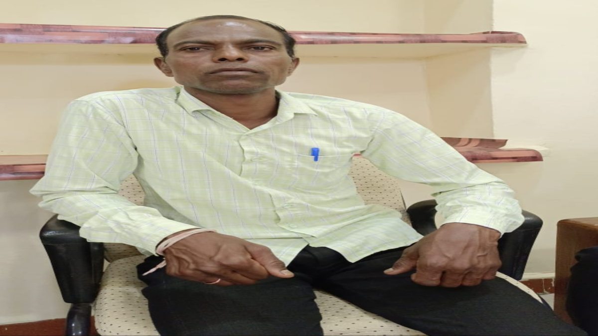 लोकायुक्त की कार्रवाईः पीएम आवास की किस्त जारी करने रोजगार सहायक 5 हजार रिश्वत लेते गिरफ्तार